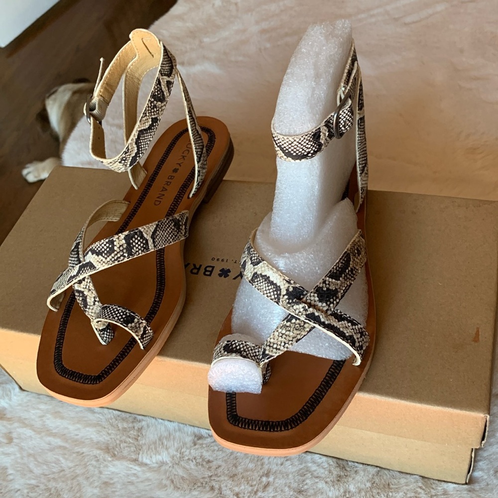 Brand lucky brand size 6.5 M color  natural alamera